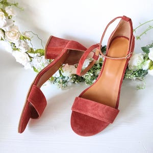 Zomer bruiloft hak bruid, enkelbandje blokhak, romantische roest sandalen met bandjes, feestschoenen, roest suède sandalen, stijlvolle bruidsmeisjes schoenen