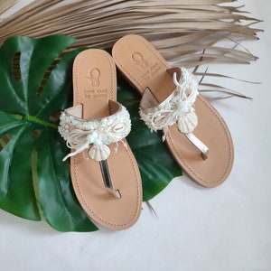 Gouden sandalen met T-riempje, zomerbries, schelpen en witte koralen versierde sandalen, handgemaakte teenslippers, leren leren sandalen voor tropische zomer