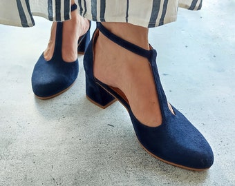 Zapatos de mujer retro elegantes, tacones con hebilla en azul marino oscuro, zapatos para todas las estaciones, tacones de bloque con correa en T vintage, zapatos de tacón con punta redondeada, zapatos con vuelo