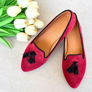Vinröda läderloafers med tofsar, platta mockasiner för kvinnor, slip-on-skor i mocka, eleganta promenadskor med casual look, loafers med spetsiga tofsar bild 6