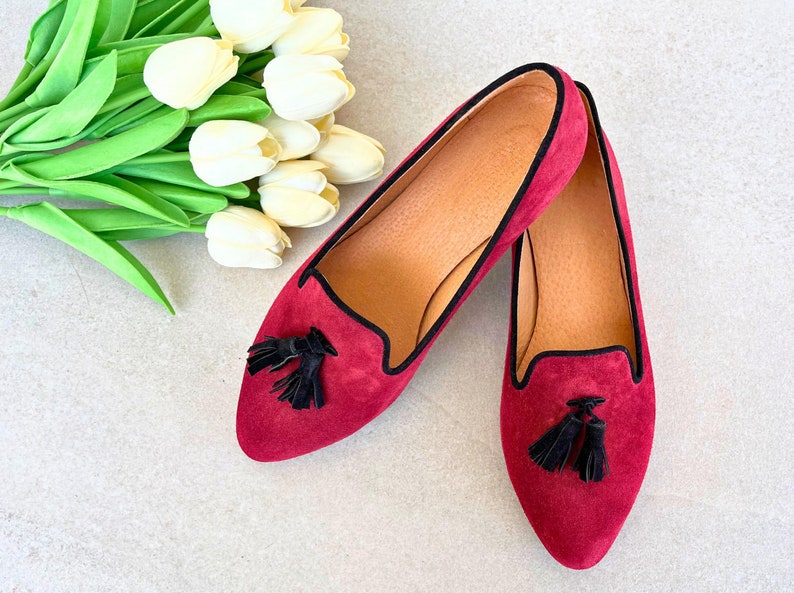 Vinröda läderloafers med tofsar, platta mockasiner för kvinnor, slip-on-skor i mocka, eleganta promenadskor med casual look, loafers med spetsiga tofsar bild 6