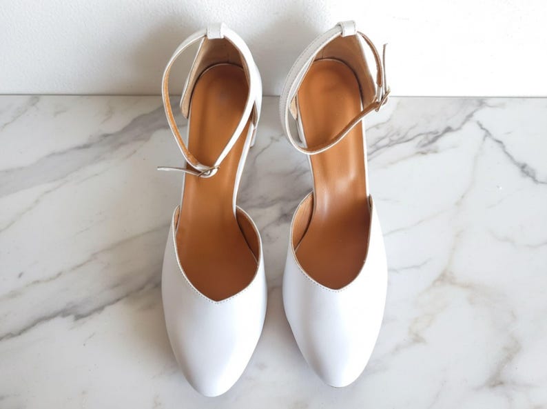 Vita eleganta skor, brudskor med blockklack, vita läderpumps för bröllop, V-formade skor, bröllopsskor med omlott, handgjorda låga klackar bild 10