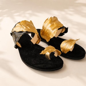 Sandales à brides dorées, tongs à anneaux d'orteils en strass faites main, ballerines en daim noir et cuir grec, chaussures bohèmes tendance pour un look de vacances.