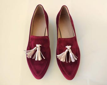 Mocasines de terciopelo burdeos con borlas, de lujo, sin cordones, de diseñador minimalista y elegante, con tacón bajo cómodo.