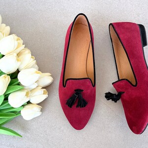 Vinröda läderloafers med tofsar, platta mockasiner för kvinnor, slip-on-skor i mocka, eleganta promenadskor med casual look, loafers med spetsiga tofsar bild 5