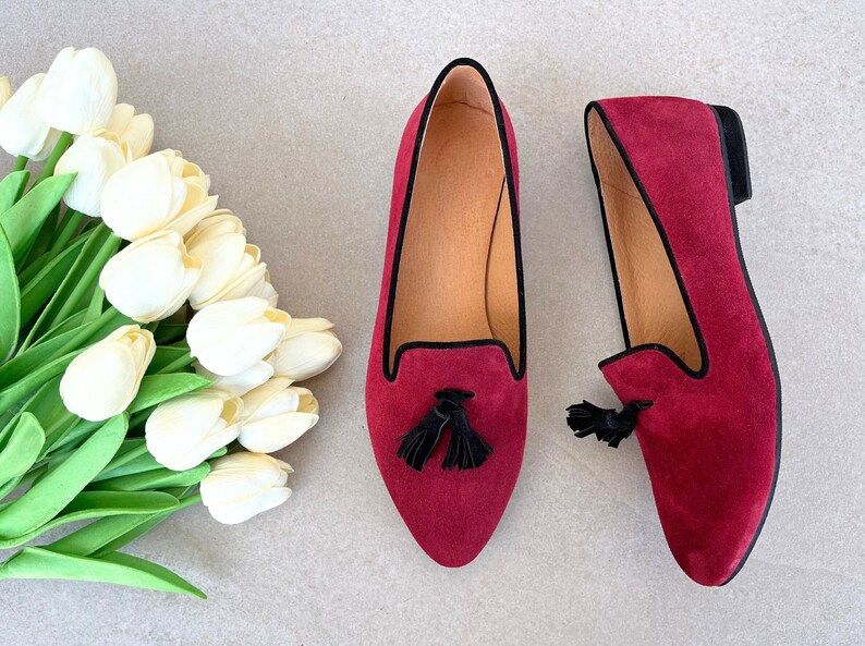Vinröda läderloafers med tofsar, platta mockasiner för kvinnor, slip-on-skor i mocka, eleganta promenadskor med casual look, loafers med spetsiga tofsar bild 5