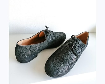 Chaussures en cuir richelieu estampé de couleur noire, chaussures pour femmes faites main, richelieus plats, chaussures à cravate, chaussures d'hiver, chaussures personnalisées, chaussures noires