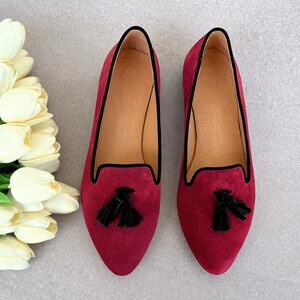 Vinröda läderloafers med tofsar, platta mockasiner för kvinnor, slip-on-skor i mocka, eleganta promenadskor med casual look, loafers med spetsiga tofsar bild 7