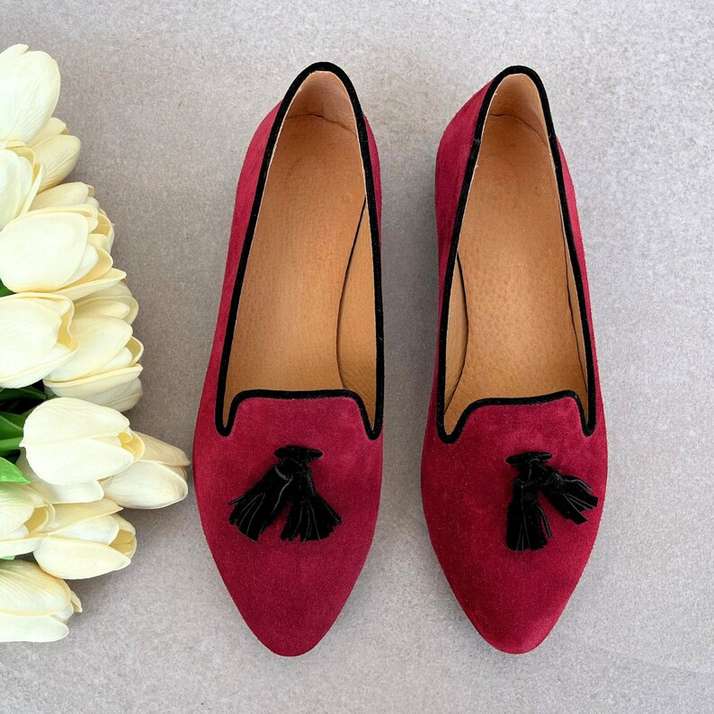 Vinröda läderloafers med tofsar, platta mockasiner för kvinnor, slip-on-skor i mocka, eleganta promenadskor med casual look, loafers med spetsiga tofsar bild 7