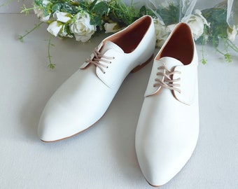 Women White Elegant Oxfords, Shoes For Brides, Elegant Derby, Wedding Oxfords, Tailored Shoes, Urban Look, Flat Leather Oxfords, Tie Shoes