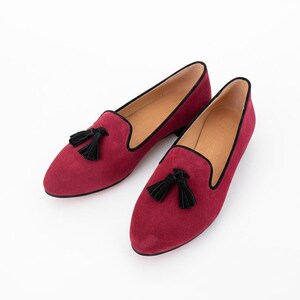 Vinröda läderloafers med tofsar, platta mockasiner för kvinnor, slip-on-skor i mocka, eleganta promenadskor med casual look, loafers med spetsiga tofsar bild 1