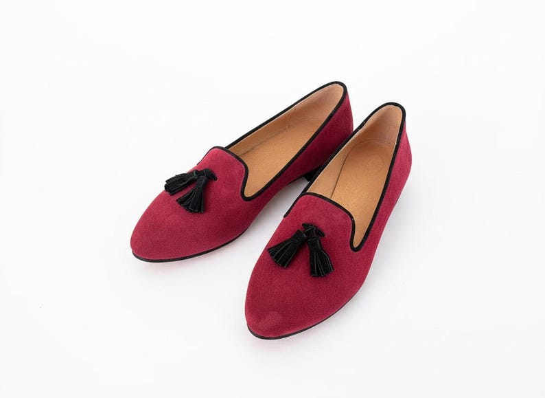 Vinröda läderloafers med tofsar, platta mockasiner för kvinnor, slip-on-skor i mocka, eleganta promenadskor med casual look, loafers med spetsiga tofsar bild 1