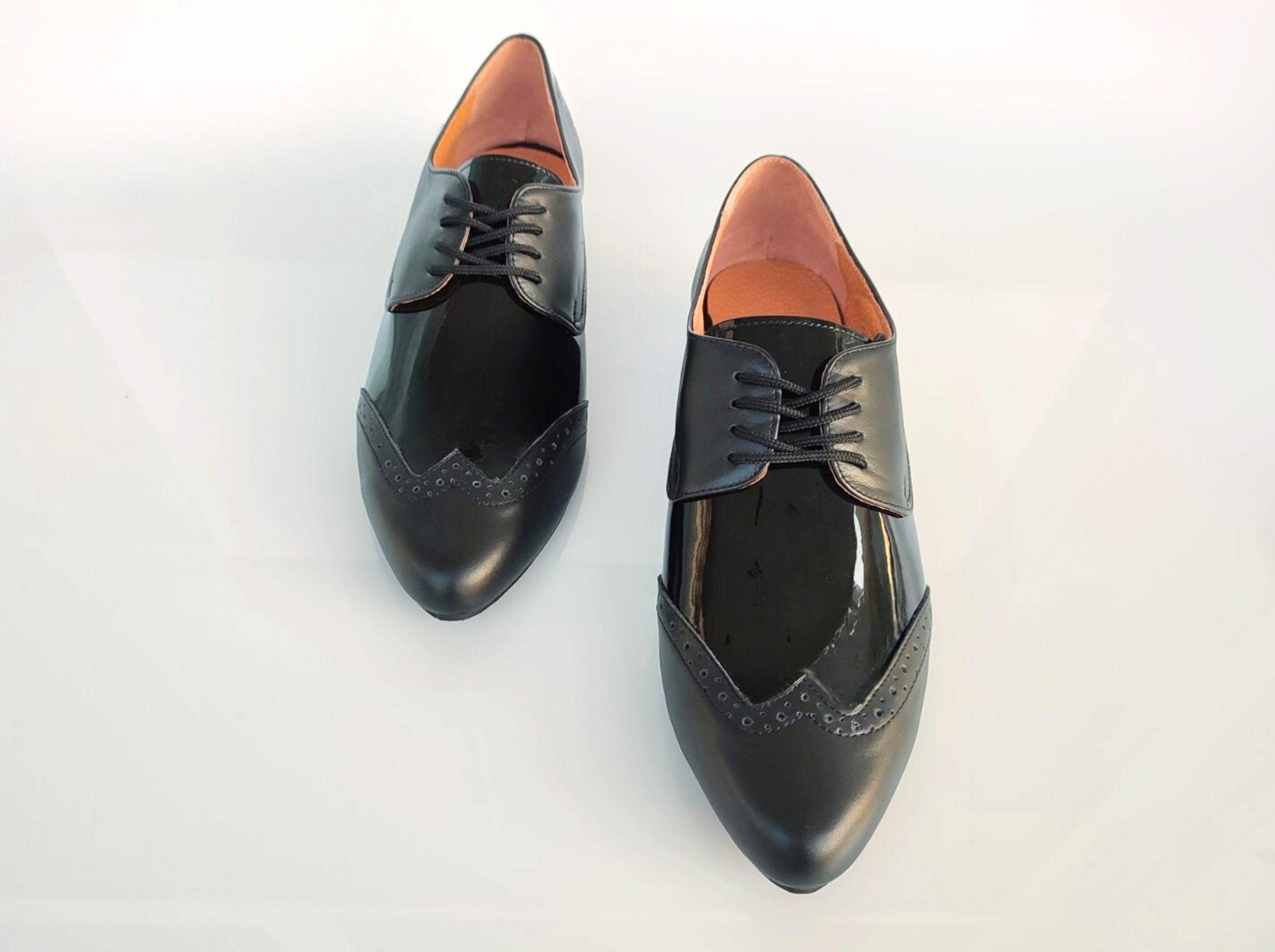 光沢のあるレザーミックスを使用した女性用の象徴的なブラックの