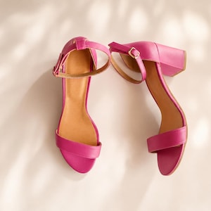 Sandali con tacco a blocco in pelle rosa acceso, scarpe da sposa con cinturino alla caviglia, comodi sandali con punta aperta, calzature da damigella d'onore fatte a mano