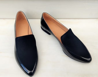 Slip-Ons modernos para mujer en cuero negro brillante con detalles en terciopelo, elegantes mocasines de tacón bajo, mocasines con punta en punta, atractivo contemporáneo