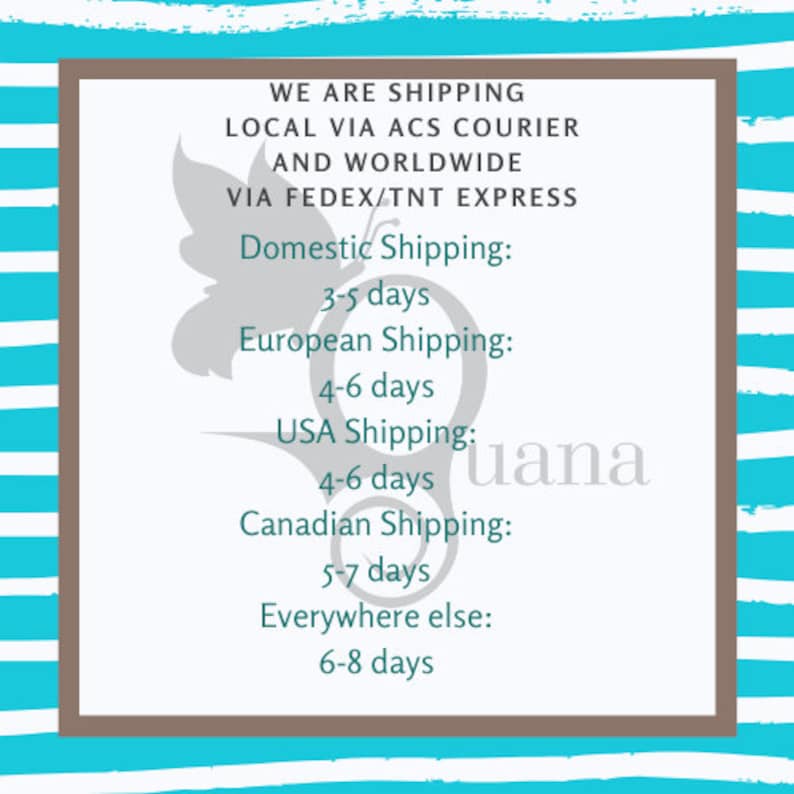 以下が含まれることがあります： 蝶のデザインと「WE ARE SHIPPING LOCAL VIA ACS COURIER AND WORLDWIDE VIA FEDEX/TNT EXPRESS」というテキストが書かれたグラフィック。国内、ヨーロッパ、アメリカ、カナダ、その他の地域への配送時間をリストアップしています。