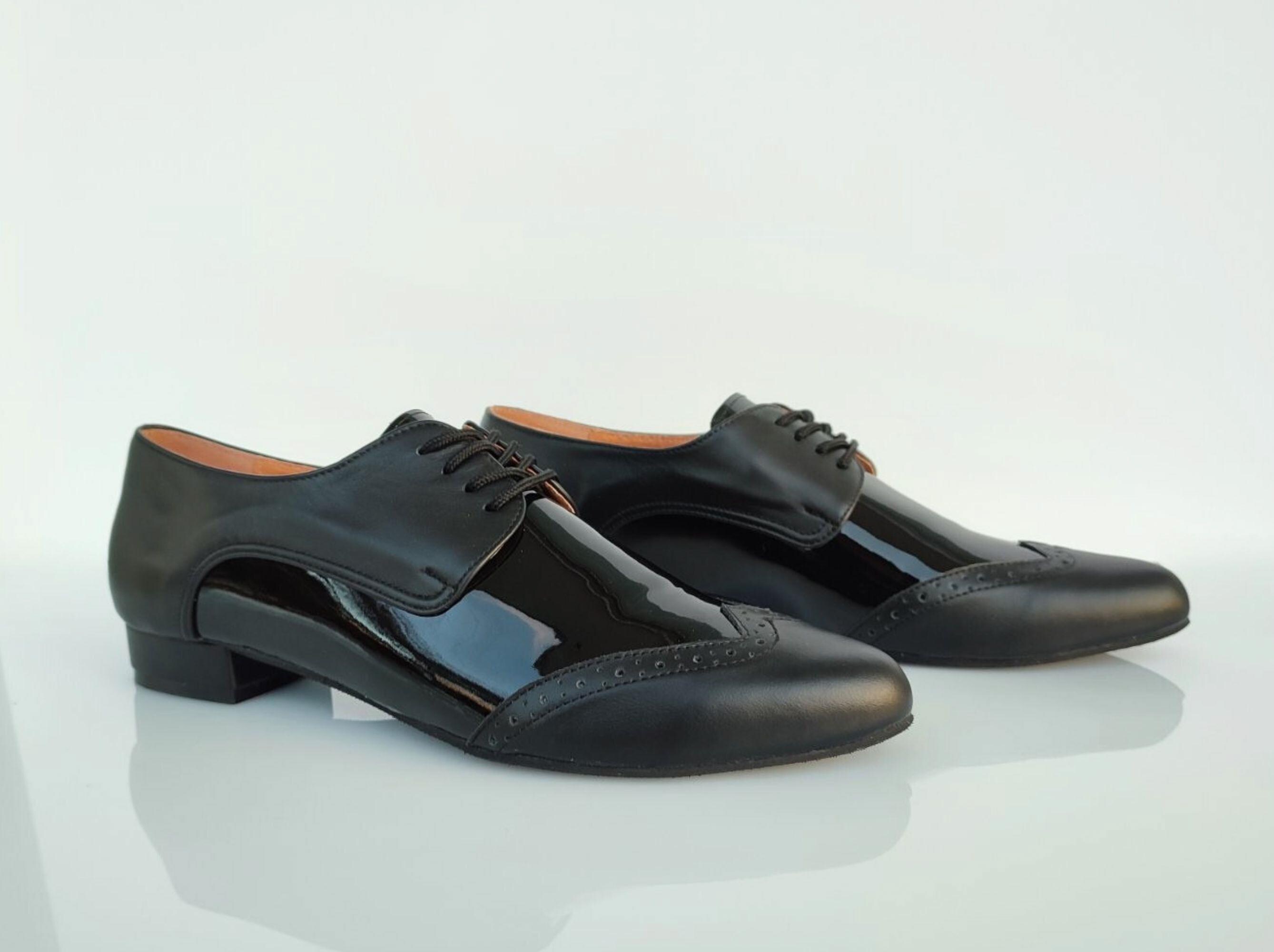 光沢のあるレザーミックスを使用した女性用の象徴的なブラックの