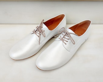 Chaussures richelieu de mariée, Chaussures plates en cuir blanc nacré, Chaussures derby blanches, Richelieus de mariage, Future mariée à la mode, Chaussures de mariage à lacets uniques