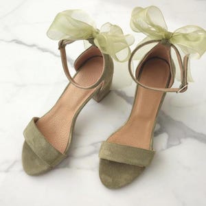 Escarpins de mariée vert sauge avec noeud en organza, chaussures de mariée en daim à talons carrés 6,5 cm, sandales uniques pour mariée ou demoiselle d'honneur