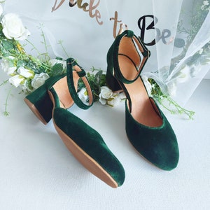 Groen fluwelen bruiloftsreceptie jurk hakken, fluwelen enkelbandje blokhak pumps, aangepaste schoenen dames gesloten teen, halfhoge pumps voor bruid