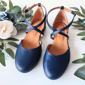 Stijlvolle marineblauwe trouwschoenen, receptie bruidsschoenen met ronde neus, blauwe balletjes met lage hak en gekruiste enkelomslagsluiting, bestemming bruiloft