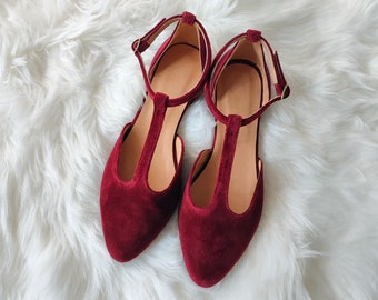 T-Strap flache Schuhe mit Knöchelverschluss, tiefrote Samt Ballerina Pumps, Merlot roten Samt, Vintage Look Schuhe, Damen geschlossene Sandalen