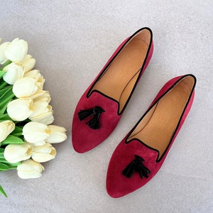 Vinröda läderloafers med tofsar, platta mockasiner för kvinnor, slip-on-skor i mocka, eleganta promenadskor med casual look, loafers med spetsiga tofsar bild 8
