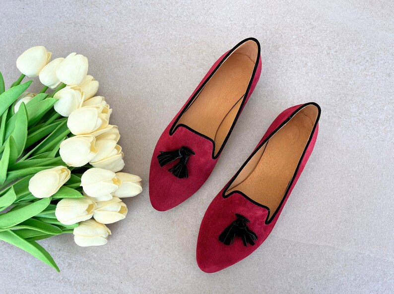Vinröda läderloafers med tofsar, platta mockasiner för kvinnor, slip-on-skor i mocka, eleganta promenadskor med casual look, loafers med spetsiga tofsar bild 8