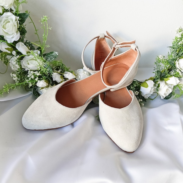 Braut Off-White Ballerinas, Wildleder, Hochzeit Ballettschuhe, Pointy Toe Elfenbein, Zarte V-Schnitt Vorderseite, Knöchelwickelverschluss, Hochzeit Partyschuhe