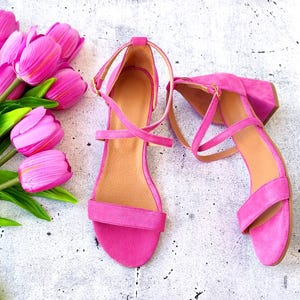 Felroze dames enkelstaps gekruiste sandalen met halfhoge blokhak, trouwschoenen met bandjes, stevige hak 4,8 cm, sierlijke enkelsluiting