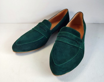 Green Suede Shoes, Slip-on Moccasins, Fashionable Pointy Toe, Hunter Green Loafers Women, Cities Walkings, Minimalist Design, Office Look