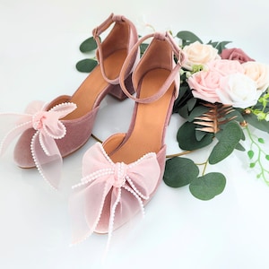 Escarpins en velours rose poudré pour la mariée, chaussures de mariage pour femmes avec nœud de perle rose layette, talons carrés moyens en velours, escarpins élégants et élégants pour mariée avec fermeture à bride