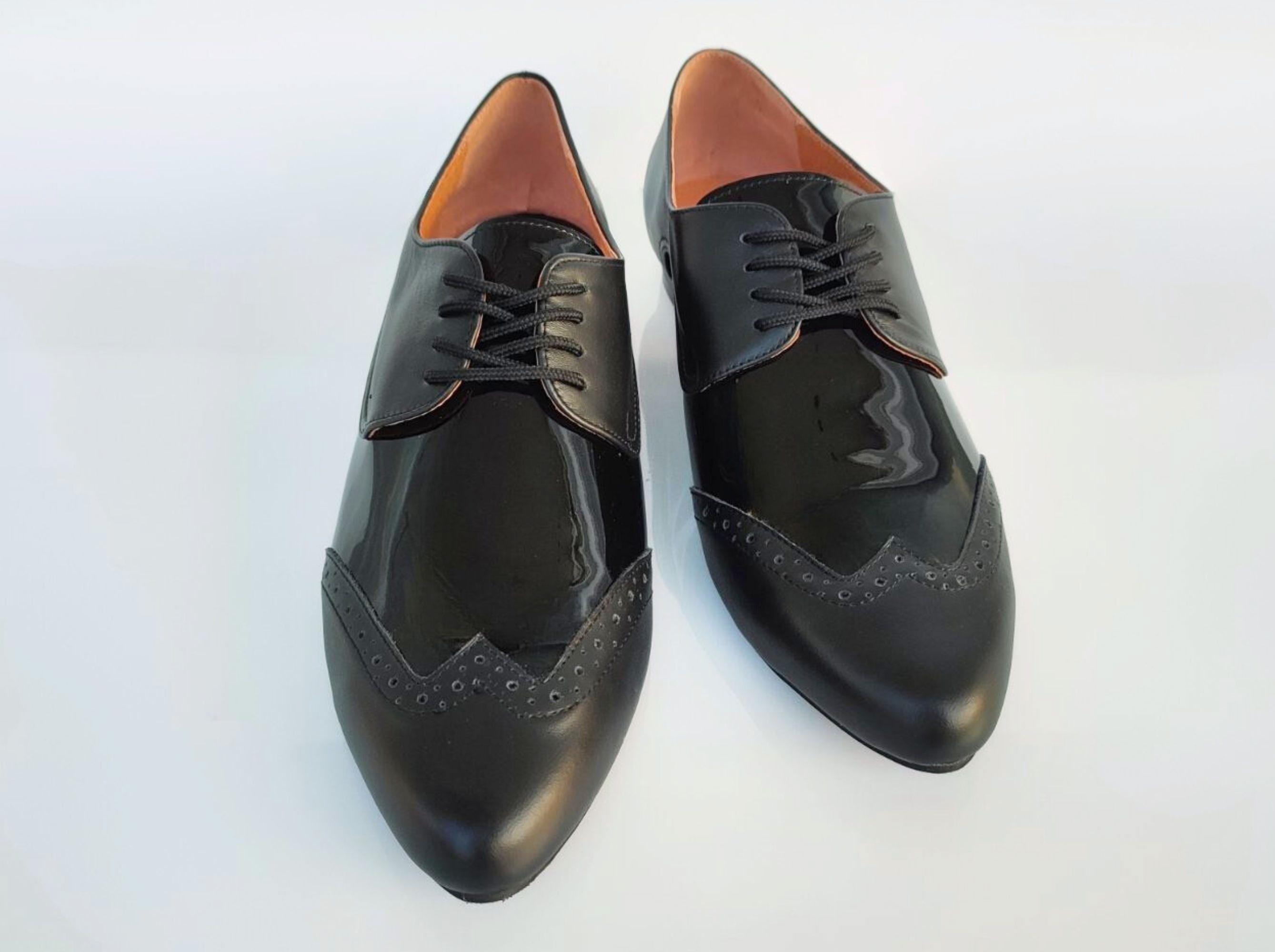 光沢のあるレザーミックスを使用した女性用の象徴的なブラックの