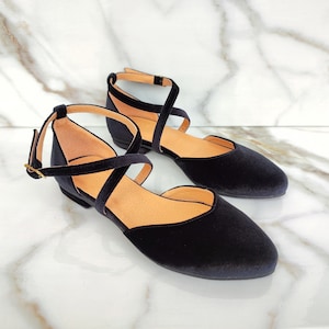 Modern V-cut Velvet Flats with Cross Strap Closure, Timeless Pointed Toe Ballerinas, Black Velvet Beauty, Women&#39;s Black Velvet Stylish Shoes
