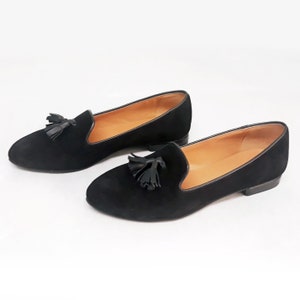 Vinröda läderloafers med tofsar, platta mockasiner för kvinnor, slip-on-skor i mocka, eleganta promenadskor med casual look, loafers med spetsiga tofsar Svart