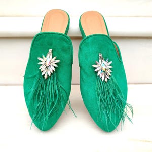 Mules en daim vertes ornées de bijoux et de plumes, mules plates à bout pointu, mules en cuir pour femme, robe vert moyen talons bas, chaussures de cérémonie élégantes