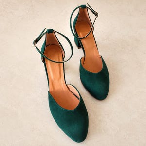Sapato feminino de salto médio, modelo bloco, confortável para o dia a dia, com tira no tornozelo, elegante e feito à mão, perfeito para ocasiões especiais.