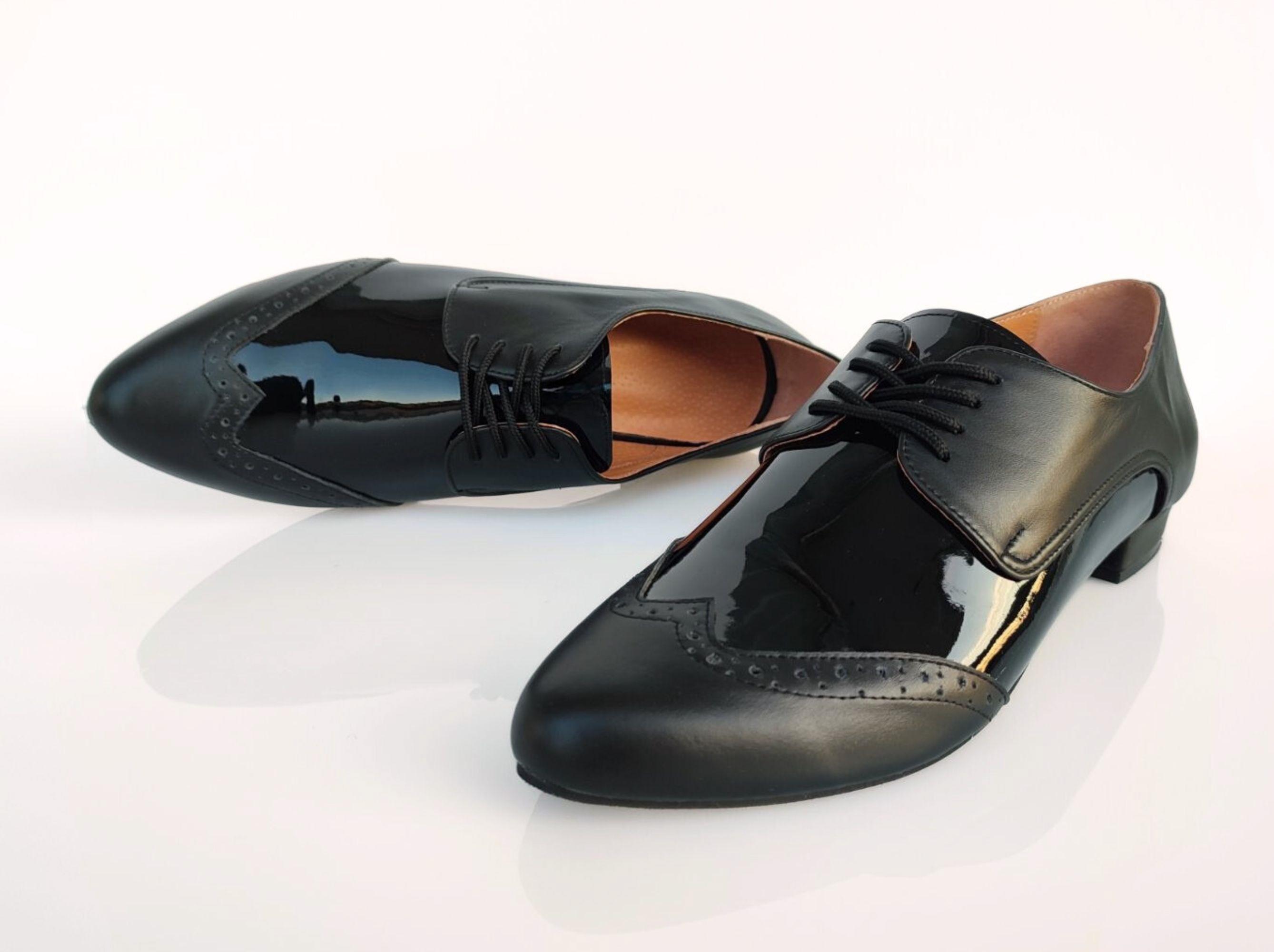 光沢のあるレザーミックスを使用した女性用の象徴的なブラックの