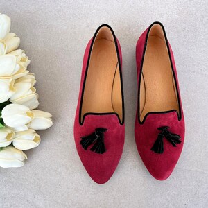 Vinröda läderloafers med tofsar, platta mockasiner för kvinnor, slip-on-skor i mocka, eleganta promenadskor med casual look, loafers med spetsiga tofsar bild 2