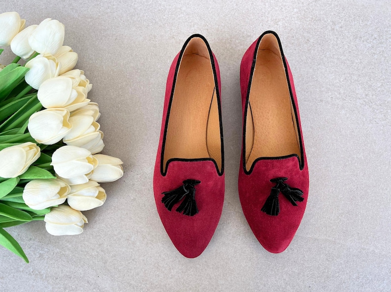 Vinröda läderloafers med tofsar, platta mockasiner för kvinnor, slip-on-skor i mocka, eleganta promenadskor med casual look, loafers med spetsiga tofsar bild 2