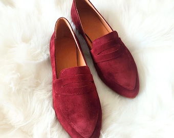 Mocasines de ante burdeos, punta puntiaguda y tacón bajo, de piel