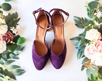 Dunkellila Wildleder-Block-Absatz-Pumps, Lederschuhe mit Knöchelriemen, V-Schnitt-Spitze-Zehe, kurze Ferse geschlossene Zehensandalen, lila Anzugschuhe
