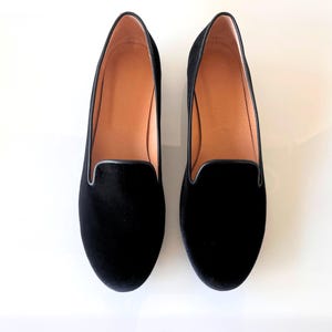 Damen Samt Loafers, Elegante Slip-On Schuhe, Abgerundete Kappe, Total Schwarze Flache Schuhe, Handgemachte Moderne Büro Schuhe, Schwarze Kleid Schuhe Bild 1