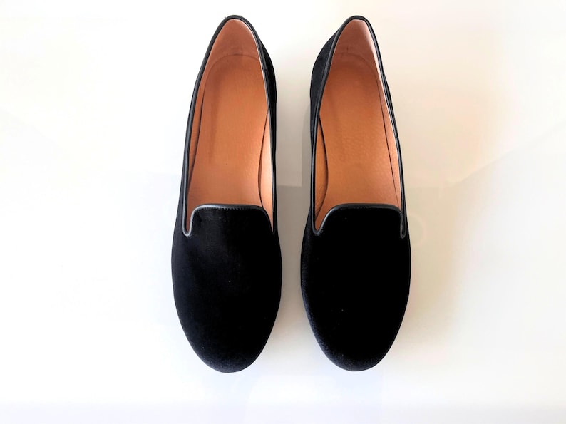 Damen Samt Loafers, Elegante Slip-On Schuhe, Abgerundete Kappe, Total Schwarze Flache Schuhe, Handgemachte Moderne Büro Schuhe, Schwarze Kleid Schuhe Bild 1