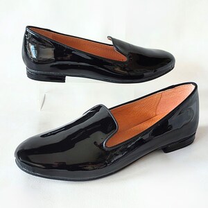 "All-season women's black loafers with rounded toes, designed for comfort and style, great for walking, commuting, or formal occasions."