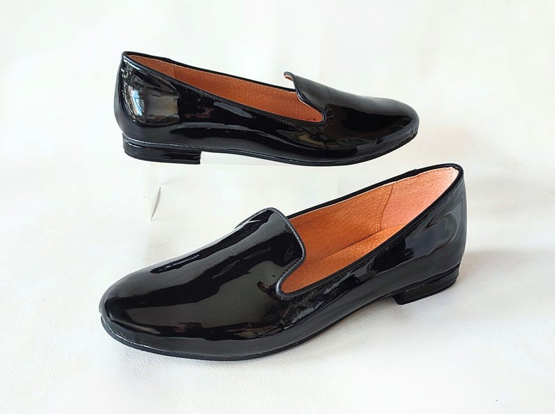 "All-season women's black loafers with rounded toes, designed for comfort and style, great for walking, commuting, or formal occasions."