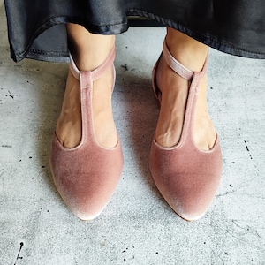 Vintage-Inspired Pink Velvet T-Strap Ankle Closure Flats, Wedding Shoes for Brides, Women&#39;s Pink Velvet Shoes, Elegant Closed-toe Ballerinas