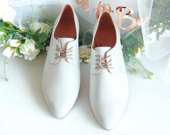 Scarpe eleganti da donna bianche Oxford, scarpe per spose, eleganti Derby, scarpe da sposa Oxford, scarpe personalizzate, look urbano, scarpe basse Oxford in pelle, scarpe con lacci