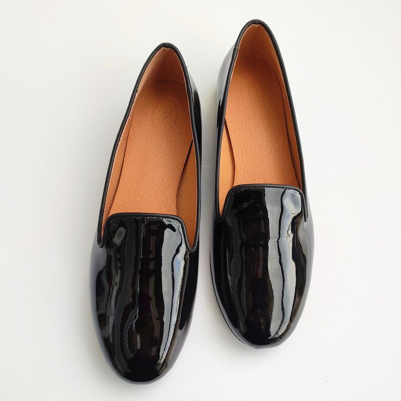 "Low-heel moccasins in black leather for women, combining timeless elegance with modern comfort, suitable for students, professionals, or anyone on the go."