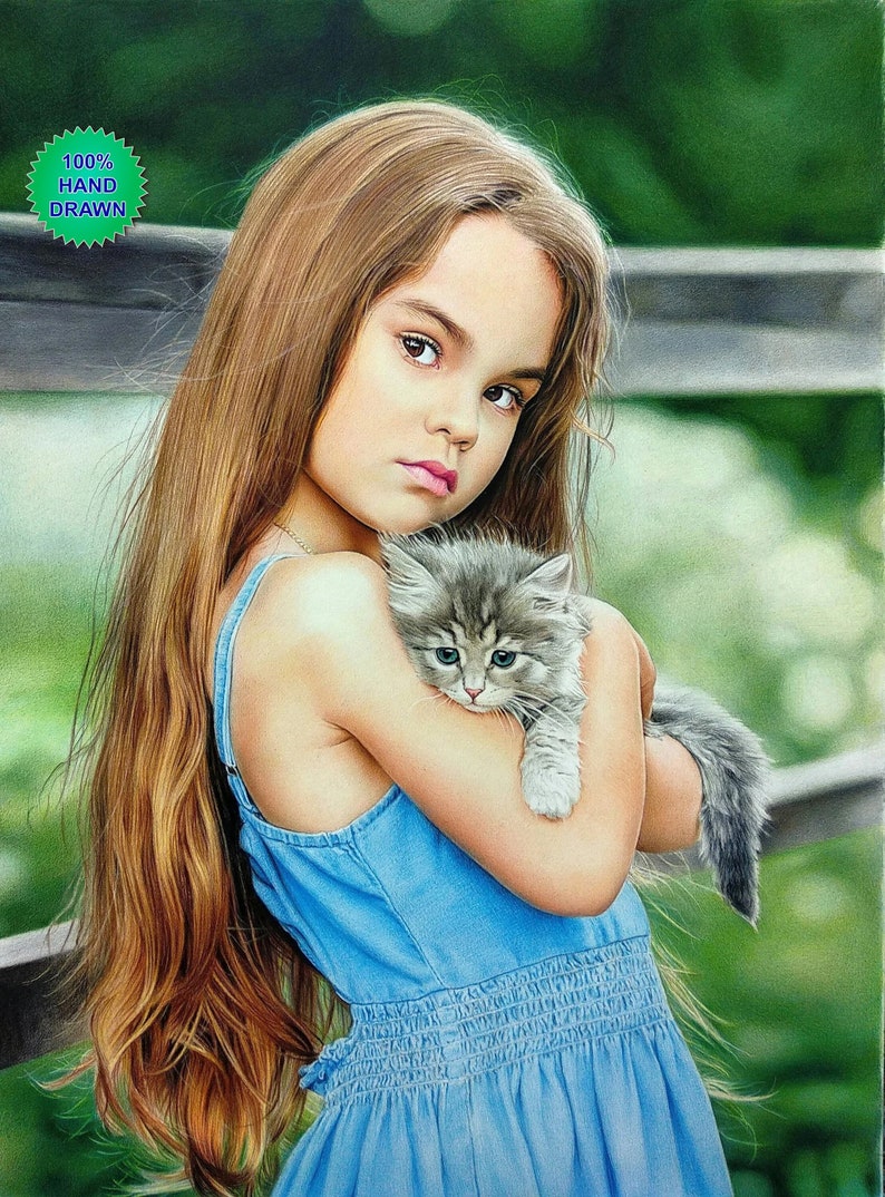 Op de afbeelding: Een jong meisje met lang bruin haar houdt een grijs en wit kitten in haar armen. Ze draagt een lichtblauwe jurk en heeft een serieuze uitdrukking op haar gezicht. De achtergrond is een wazig groen.